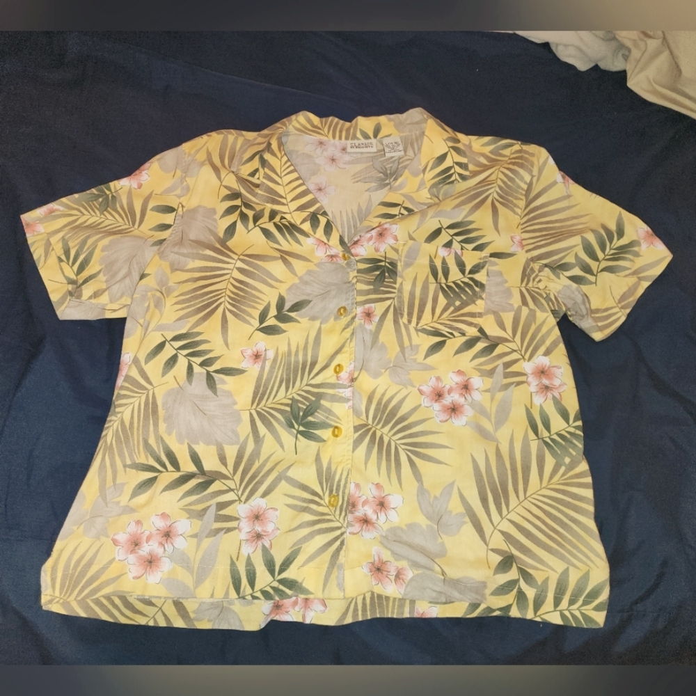 L Female button-down short-sleeve floral hawaiian dress shirt by Classic…